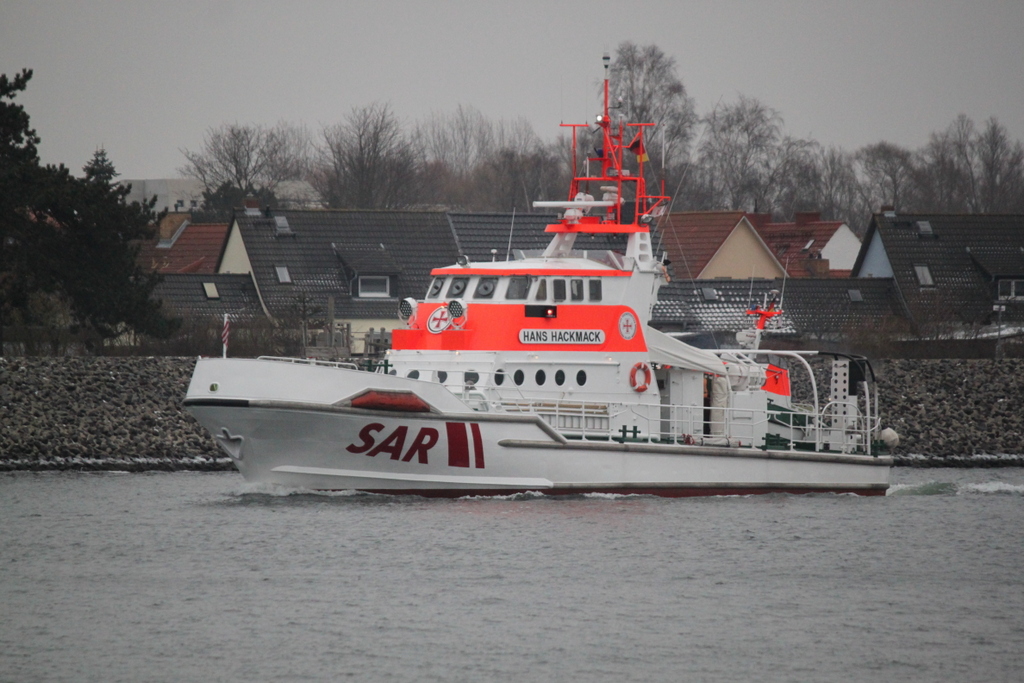 Der Seenotrettungskreuzer Hans Hackmack auf ihrem Seeweg von Rostock nach Burgstaaken beim Auslaufen am 25.01.2019 in Warnemünde.