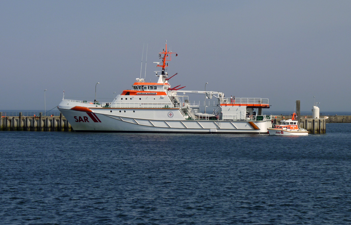 Der Seenotrettungskreuzer HERMANN MARWEDE (IMO: 9282601) hat am 23.05.2012 im Rahmen einer Übung im Hafen Helgoland gerade ihr Tochterboot VERENA zu Wasser gelassen.