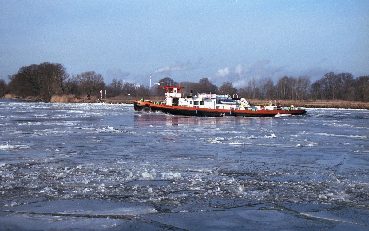 Der Stettiner Eisbrecher Stanislaw unterwegs auf der Oder höhe Schwedter-Querfahrt zu Berg.Foto 09.01.2016