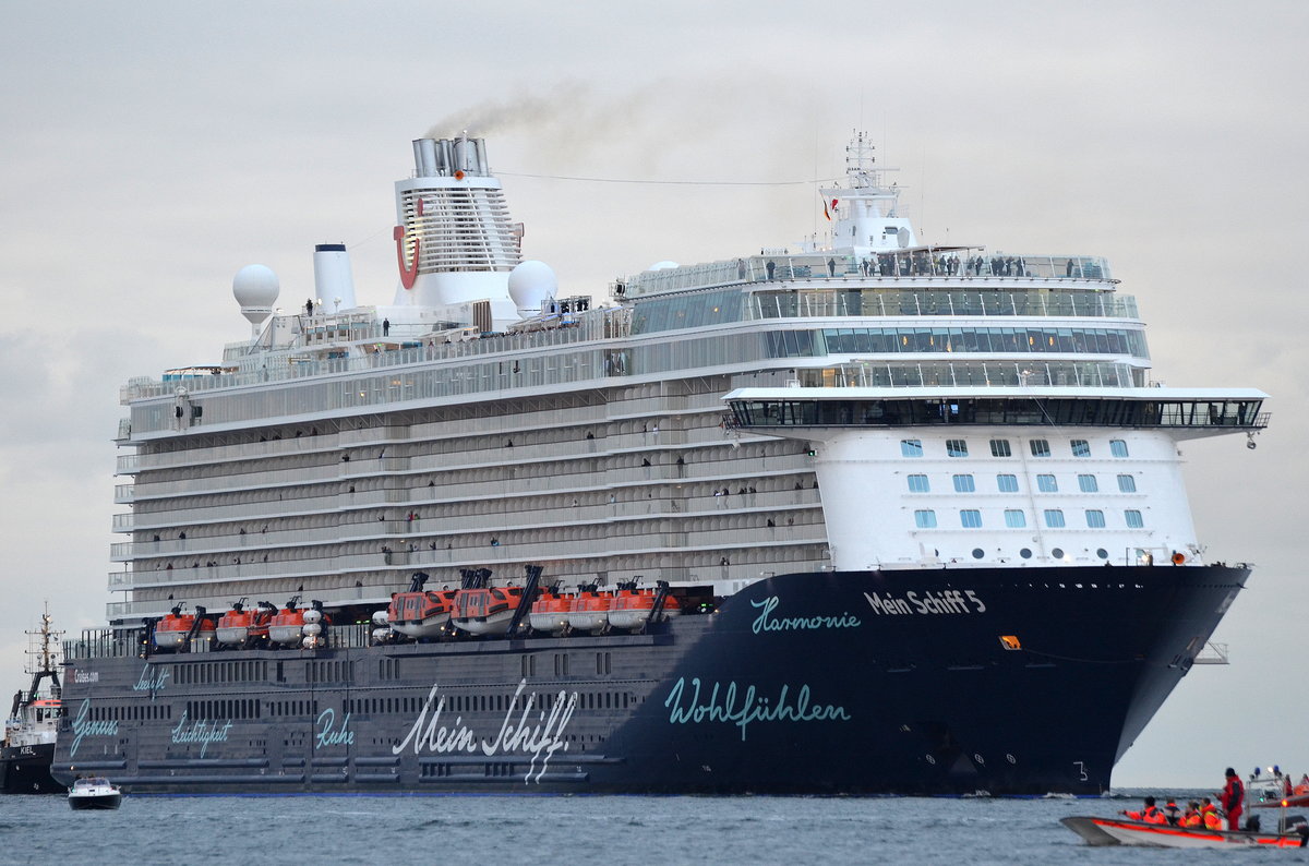 Der Täufling Mein Schiff 5 IMO-Nummer:9753193 Flagge:Malta Länge:294.0m Breite:36.0m Baujahr:2016 Bauwerft:Meyer Turku,Turku Finnland erreicht den Taufhafen Travemünde am 15.07.16 neben der Taufparty konnte ich dort noch mein dreiunddreißigsten Geburtstag Feiern. 