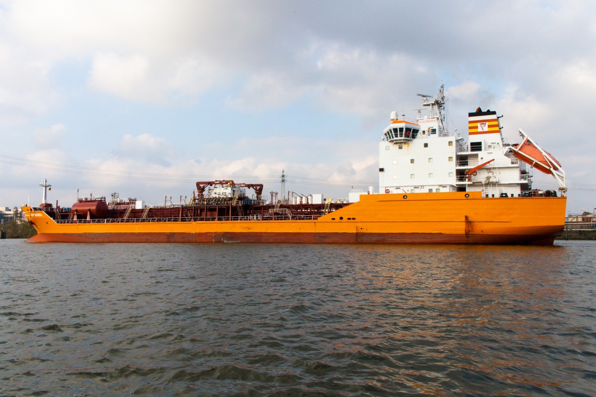 Der Tanker  Acquamarina  IMO:9268631, im Hamburger Hafen...
Am 11.09.2015