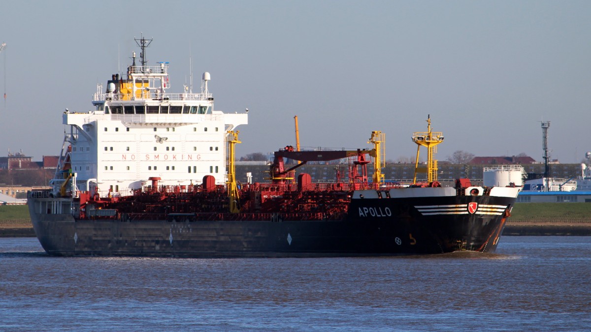 Der Tanker Apollo am 21.11.2013 vor Blexen.