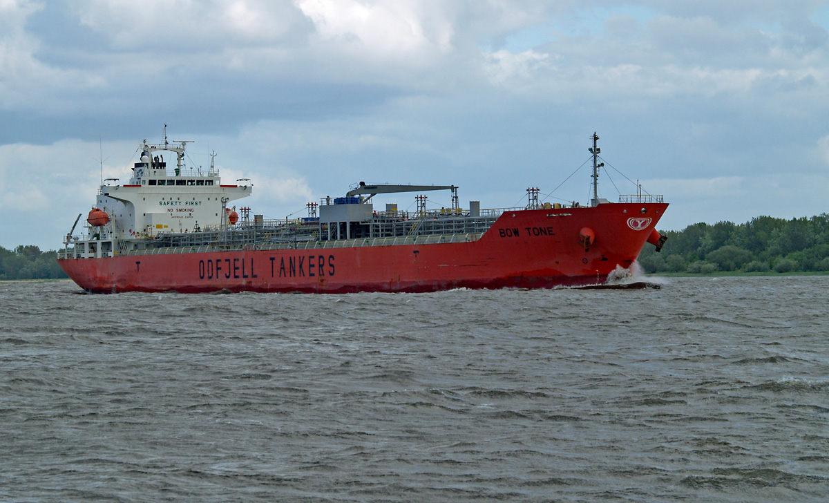 Der Tanker BOW TONE (IMO 9400394) war am 16.05.2012 auf der Unterelbe in Richtung Nordsee unterwegs, der an diesem Tag starke Wind macht natürlich einem 170 m langen Schiff nicht allzu viel aus. 
