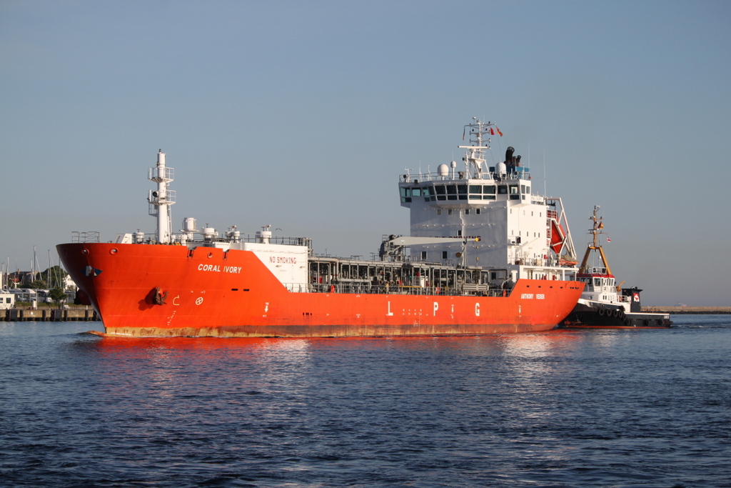 Der Tanker Coral Ivory beim Einlaufen in Warnemünde am 23.05.2018