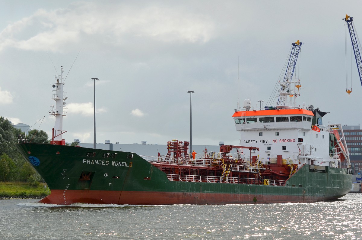 Der Tanker Frances Wonsild IMO-Nummer:9013660 Flagge:Italien Länge:90.0m Breite:14.0m Baujahr:1994 Bauwerft:Societa Esercizio Cantieri,Viareggio Italien am 24.08.14 an der Eisenbahnhochbrücke Rendsburg im Nord-Ostsee-Kanal aufgenommen.