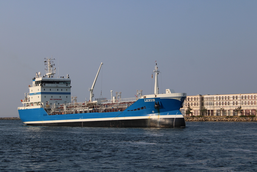 Der Tanker LEXUS auf dem Seeweg von Göteborg nach Rostock-Überseehafen/Ölhafen beim Einlaufen am Abend des 14.08.2020 in Warnemünde.