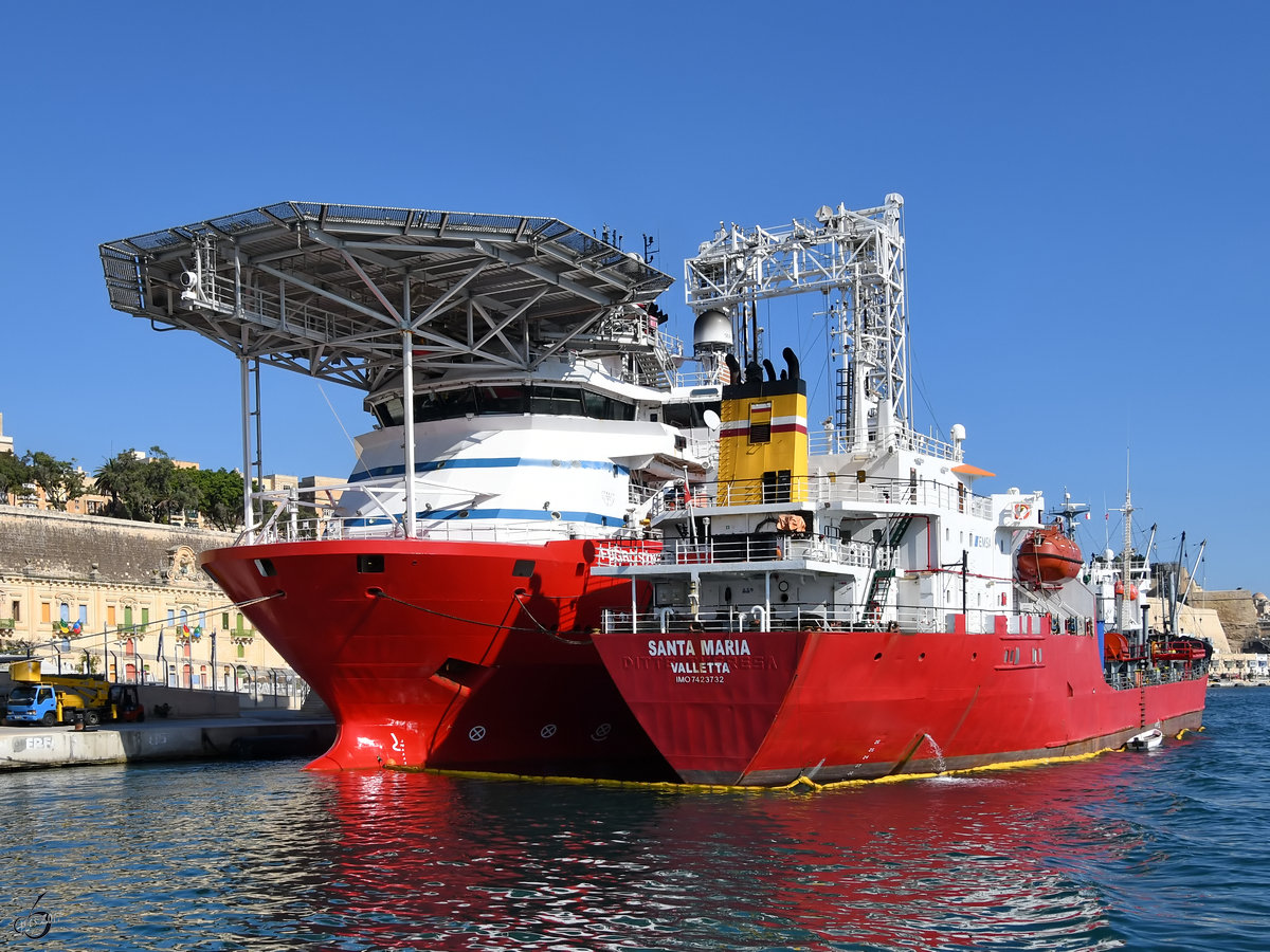 Der Tanker  Santa Maria , dahinter das Bohrschiff  Fugro Synergy  im Hafen von Valletta. (Oktober 2017)