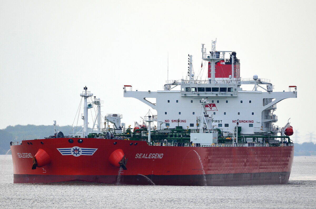 Der Tanker SEALEGEND IMO-Nummer:9906568 Flagge:Marshallinseln Länge:250.0m Breite:44.0m Baujahr:2021 Bauwerft:Daehan Shipbuilding,Südkorea beim einlaufen nach Hamburg aufgenommen vor Blankenese am 15.08.22