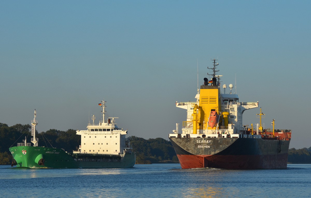 Der Tanker Searay IMo-Nummer:9255490 Flagge:Deutschland Länge:178.0m Breite:28.0m Baujahr:2004 Bauwerft:Lindenau Schiffswerft,Kiel Deutschland begegnet bei Rade im Nord-Ostsee-Kanal der Arklow Muse IMO-Nummer:9509487 Flagge:Irland Länge:136.0m Breite:22.0m Baujahr:2013 Bauwerft:Dae Sun Shipbuilding&Engineering,Pusan Südkorea aufgenommen am 04.10.14