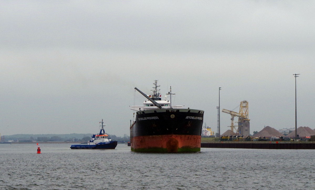 Der Tanker  Seychelles Progress  am 18.10.14 in Rostock. Hier unterstützt durch Schlepper  Fairplay XII .