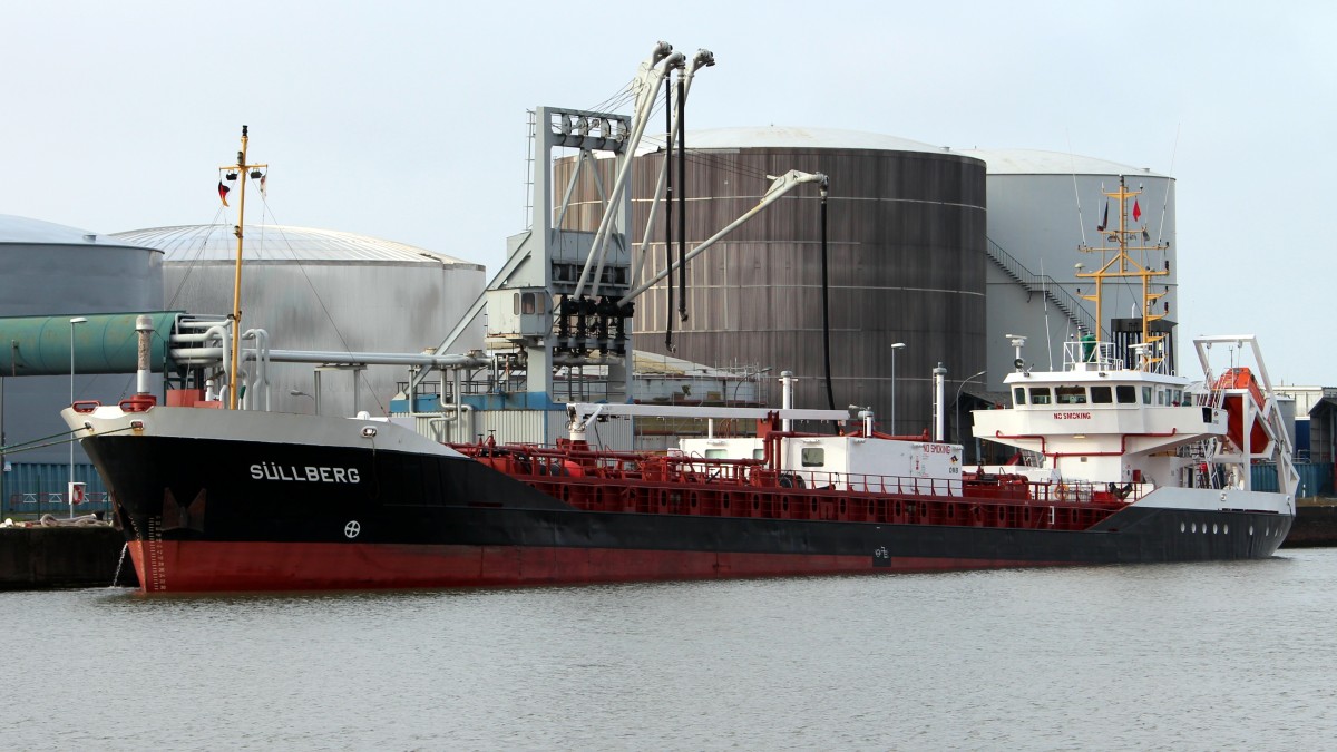 Der Tanker Sllberg am 16.11.2013 im Hafen von Bremerhaven.