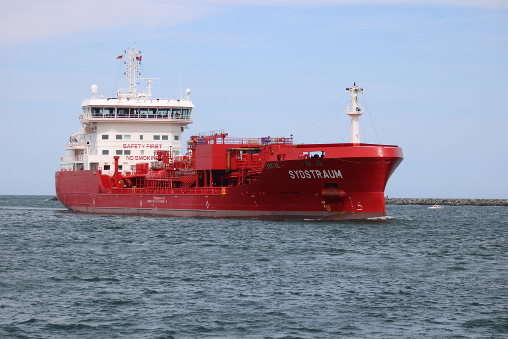 Der Tanker Sydstraum auf dem Seeweg von Hamburg nach Rostock beim Einlaufen in Warnemünde.29.07.2022