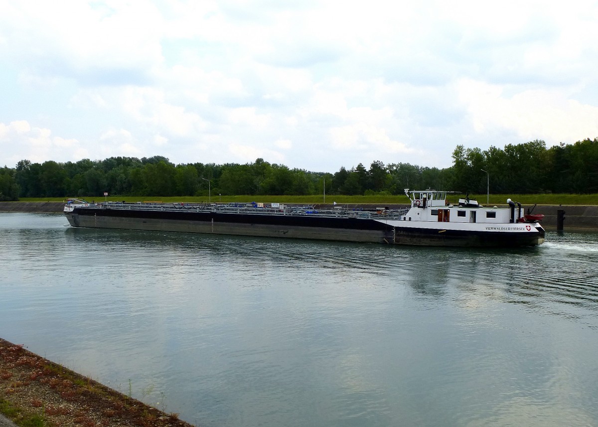 der Tanker  Vierwaldstttersee  aus der Schweiz, nach der Schleusung in Markolsheim/Elsa rheinabwrts, Juni 2014