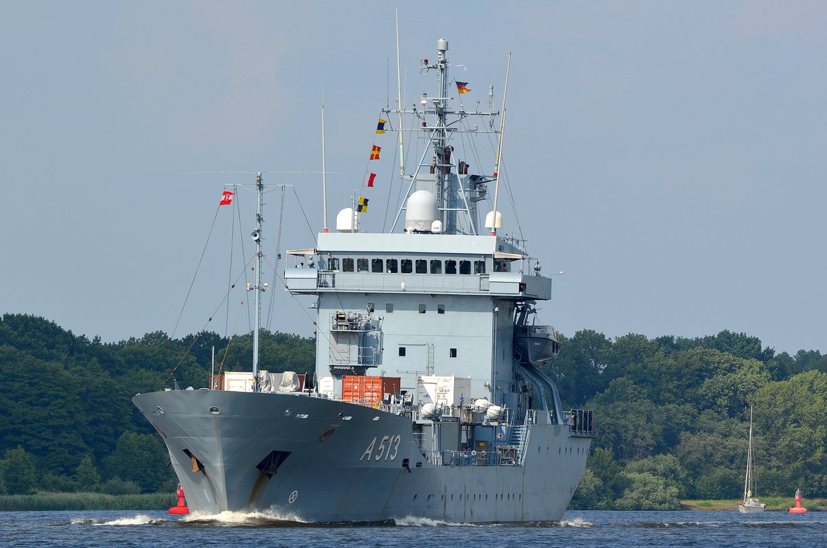 Der Tender A513 Rhein Flagge:Deutschland Länge:101.0m Breite:16.0m bei Rade im Nord-Ostsee-Kanal aufgenommen am 20.06.18