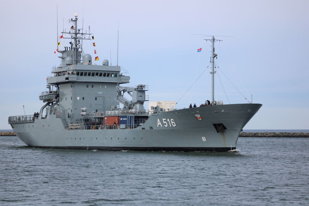 Der Tender DONAU (A 516) der Elbe-Klasse beim Einlaufen in Warnemünde.17.03.2023