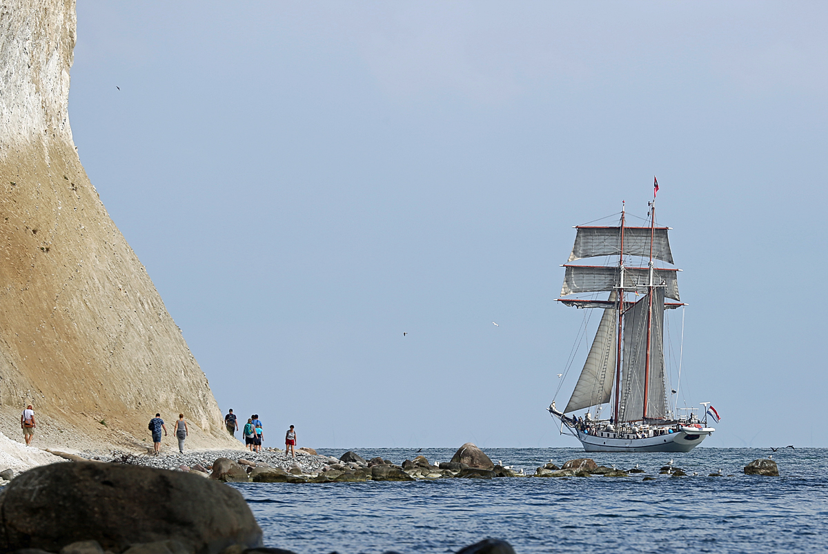 Der Topsegelschoner J.R. Tolkien vor Rügens Kreidefelsen. - 19.08.2018
