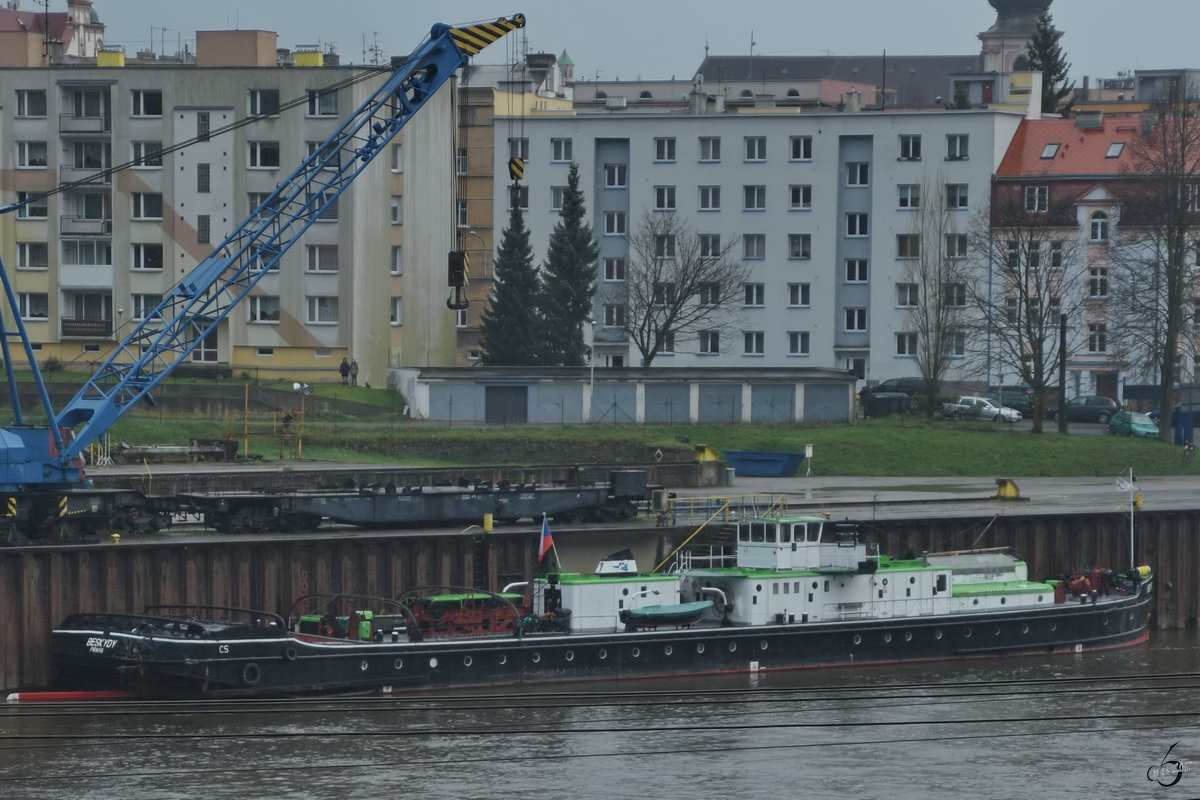 Der tschechische Schlepper  Beskydy  auf der Elbe. (Děčín, April 2017)