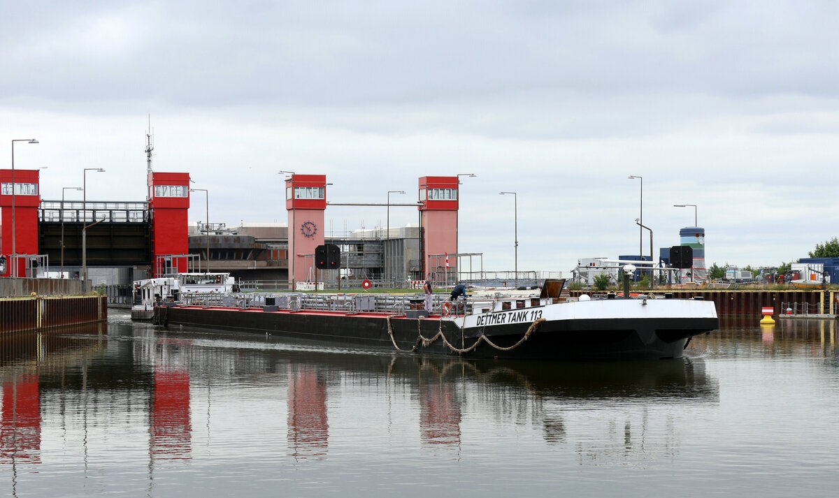 Der  TSL DETTMER TANK 113  (ENI 04808880 , 83,88 x 9,54m)  wurde am 09.07.2026 vom Schubboot  DETTMER SCHUB 123  (ENI 05502270 , 16,50 x 8,20m)  aus dem Westtrog des Schiffshebewerkes Scharnebeck /  ELBE-SEITENKANAL  geschoben und setzte seine Bergfahrt fort.