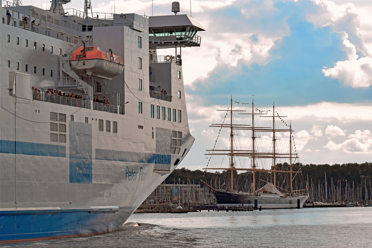 Der Viermastbark PASSAT nähert sich die TT-Fähre PETER PAN. Lübeck-Travemünde, 27.08.2017