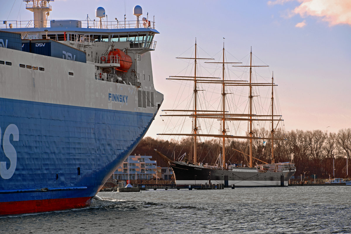 Der Viermastbark PASSAT nähert sich das Fährschiff FINNSKY. Lübeck-Travemünde, 07.01.2018