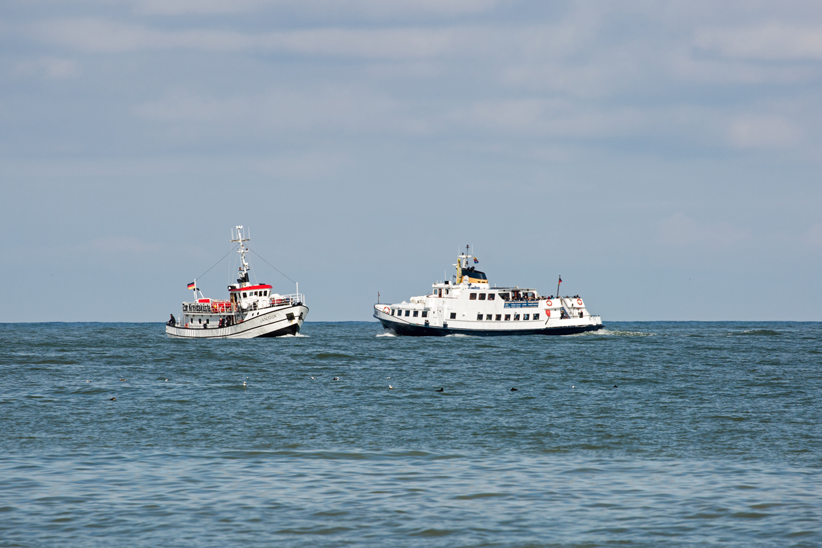 Der vorgesehene Schiffskorso in Sassnitz mit den dortigen Fahrgastschiffen zur Saisoneröffnung 2018 fiel den widrigen Witterungsumständen am Ostersamstag zum Opfer, hier einige Bilder bei Sonnenschein am Karfreitag. - 30.03.2018 - Jan Cux IMO 8657055 - Binz IMO 6801822