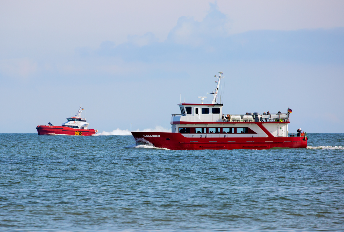 
Der vorgesehene Schiffskorso in Sassnitz mit den dortigen Fahrgastschiffen zur Saisoneröffnung 2018 fiel den widrigen Witterungsumständen am Ostersamstag zum Opfer, hier einige Bilder bei Sonnenschein am Karfreitag. - 30.03.2018 - Alexander
IMO-Nr.:	9432878 - Vivace IMO-Nr.:	9782144

 