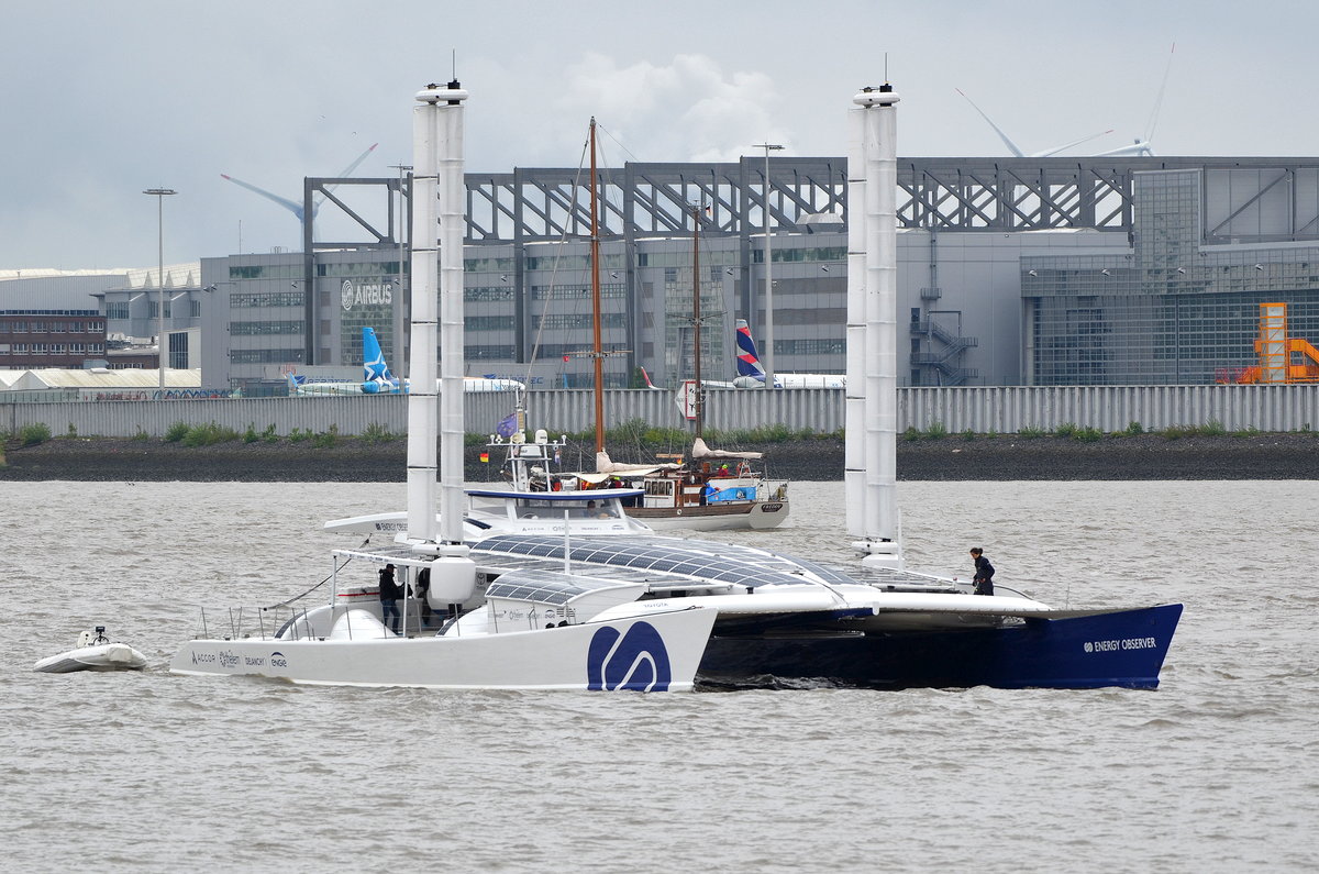 Der Wasserstoff Katamaran Energy Observer Flagge:Frankreich Länge:30.0m Breite:10.0m am 10.05.19 vor Hamburg Blankenese aufgenommen.