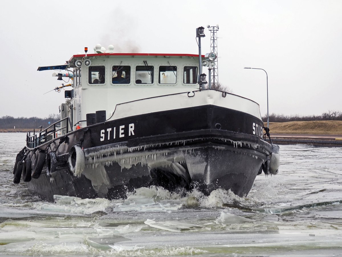 Der Winter kommt spät aber jetzt ist er da!Der Eisbrecher STIER  vom WSA Magdeburg auf dem MLK im Oberwasser des Schiffshebewerkes Rothensee am 28.02.2018.Foto Eisbrecherarchiv Mineif