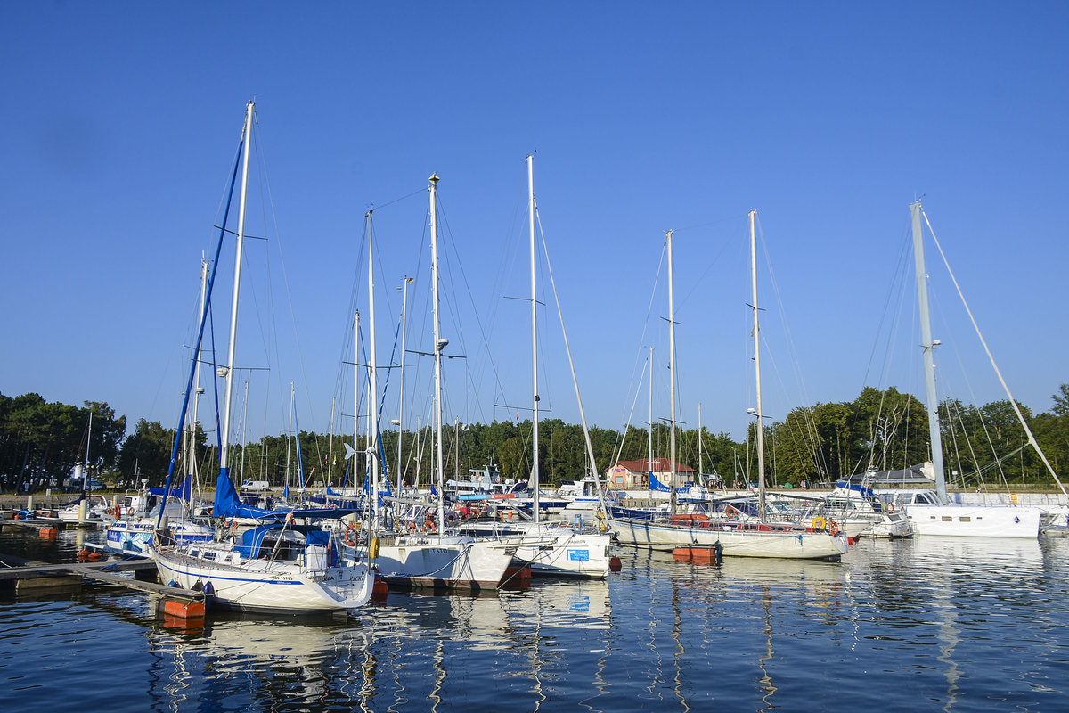 Der Yachthafen am Ostufer der Lebafluss in Leba (Hinterpommern). Aufnahme: 17. August 2020.