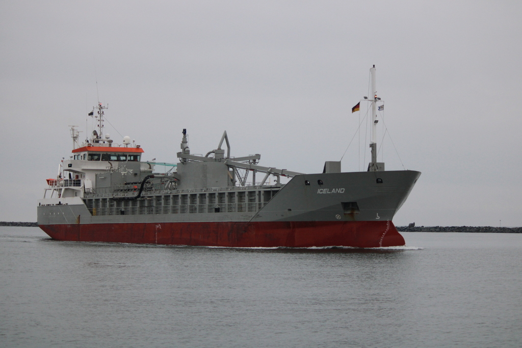 Der Zementfrachter ICELAND auf dem Seeweg von Oslo nach Rostock beim Einlaufen in Warnemünde.05.12.2021