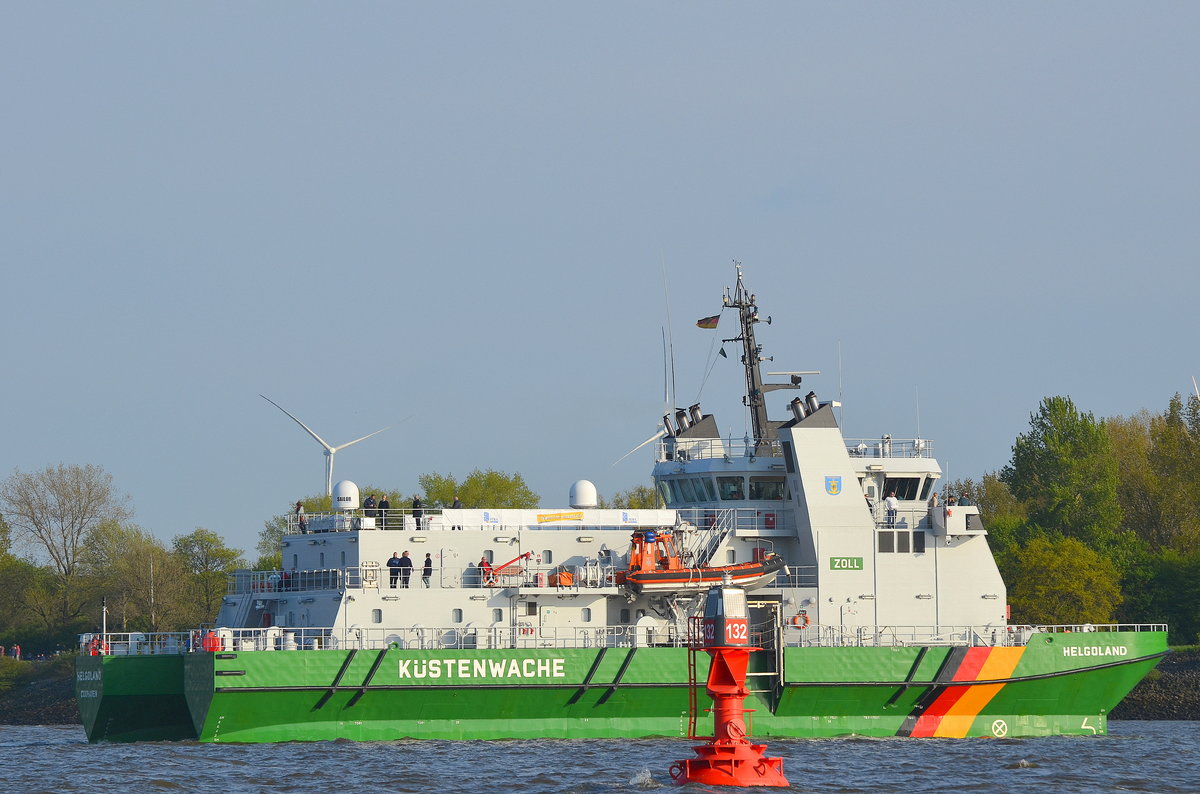 Der Zollkreuzer Helgoland IMO-Nummer:9500364 Flagge:Deutschland Länge:49.0m Breite:19.0m Baujahr:2009 Bauwerft:Emder Werft und Dockbetriebe,Emden bei der Auslaufparade zum 828 Hamburger Hafengeburtstag am 07.05.17