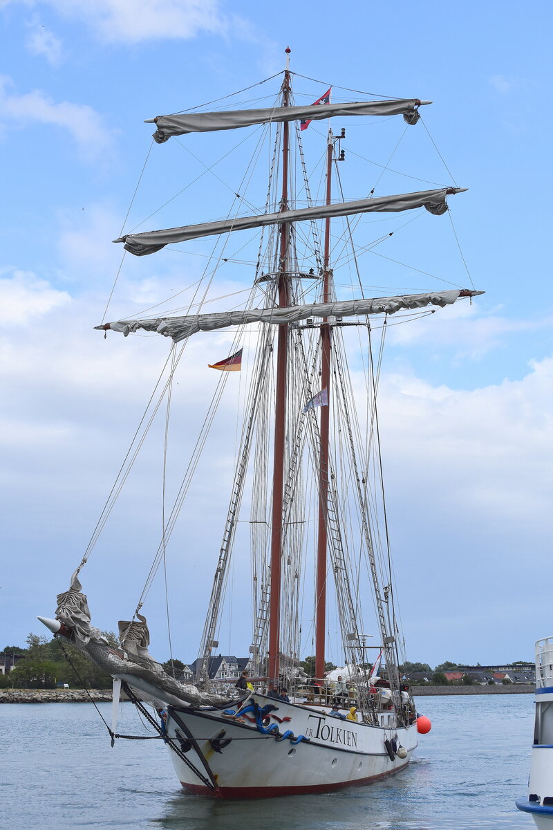 Der Zweimast-Gaffeltop-Segelschoner, Name: J.R. Tolkien (Baujahr: 1964/1998, Flagge: Niederlande, Heimathafen: Amsterdam/NL, Länge: 42 m, Breite: 7,80 m, Kojen: 32, Passagiere: max. 70) am 03.07.23 kurz vorm Anlegen am Neuen Strom in Warnemünde. Man kann dort kleinere Rundfahrten aber auch Segeltörns auf der Ostsee chartern/buchen aktuell.  