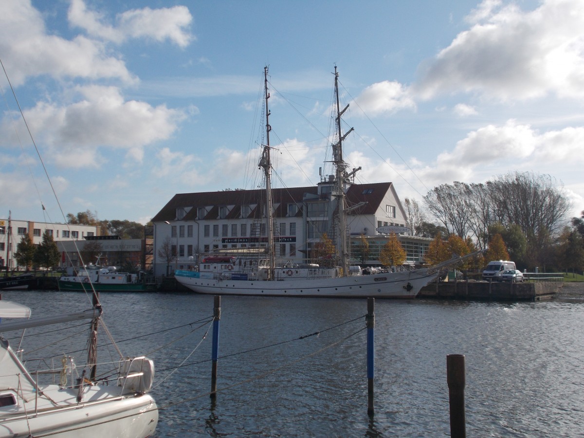 Der Zweimaster  GREIF ,am 20.Oktober 2014,im Heimathafen Greifswald Wieck.