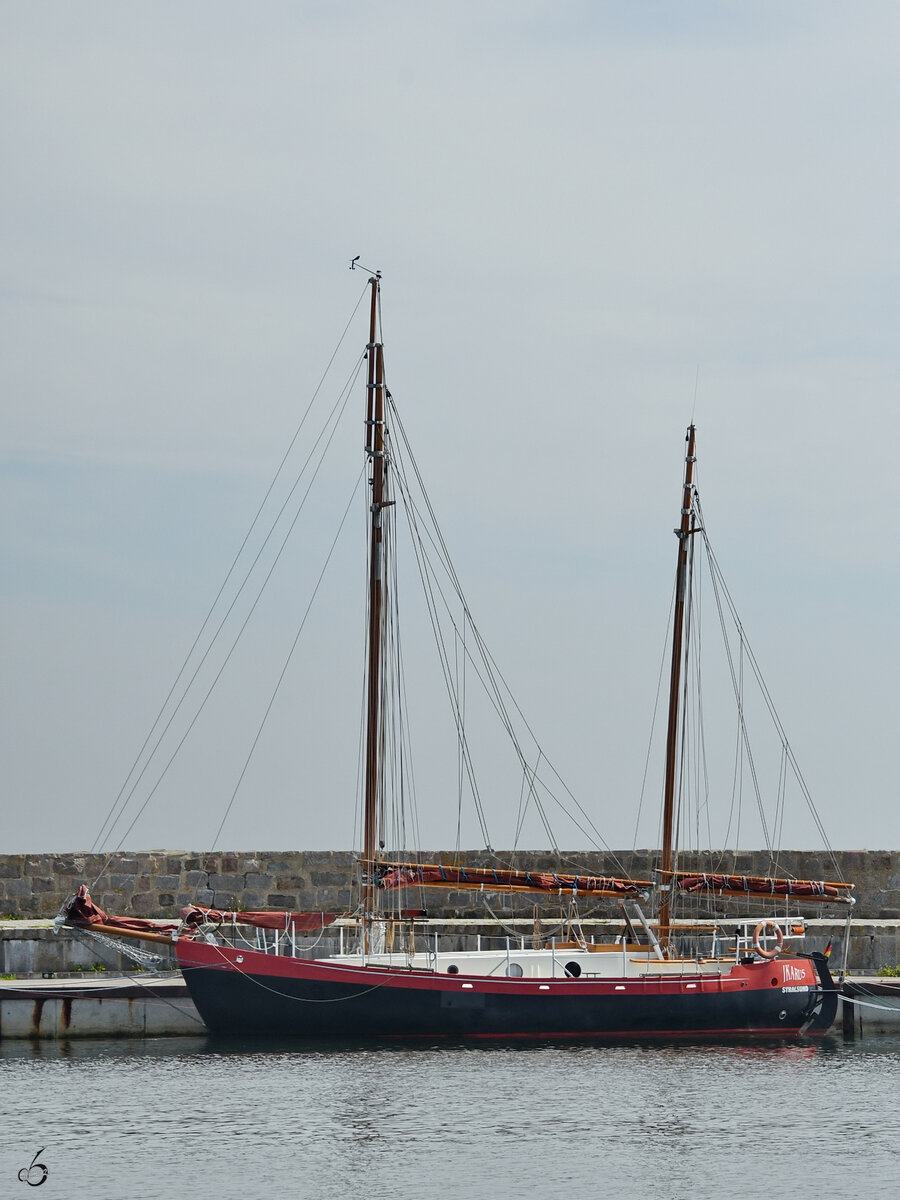 Der Zweimaster IKARUS hat im Hafen von Sassnitz angelegt. (August 2023)