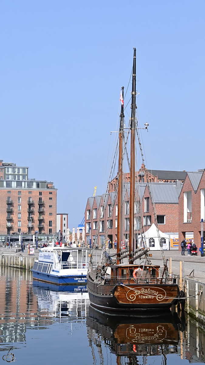 Der Zweimaster LA PALOMA ist hier Ende März 2022 in Wismar zu sehen.