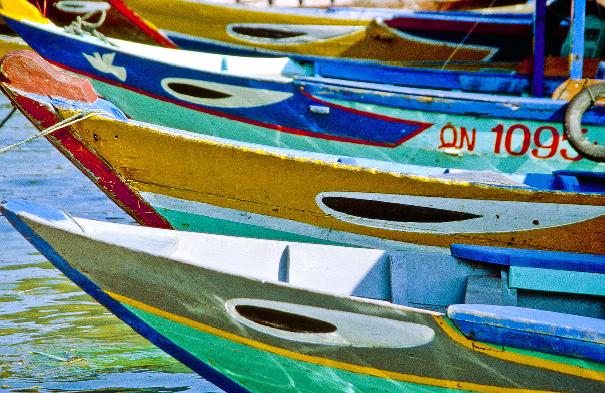 Detail von Fischerboote im Hafen von Nah Trang. Bild vom Dia. Aufnahme: Januar 2001.