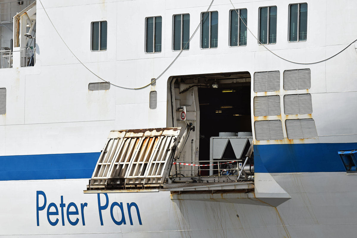 Detailaufnahme betreffend PETER PAN (IMO: 9217242) - Travemünde, 20.7.2019. Seitliche Ausfahrt für das obere Fahrzeugdeck. In Trelleborg legt PETER PAN   vorwärts  an und wird dann über die Seitenklappe und die Bugklappe entladen.