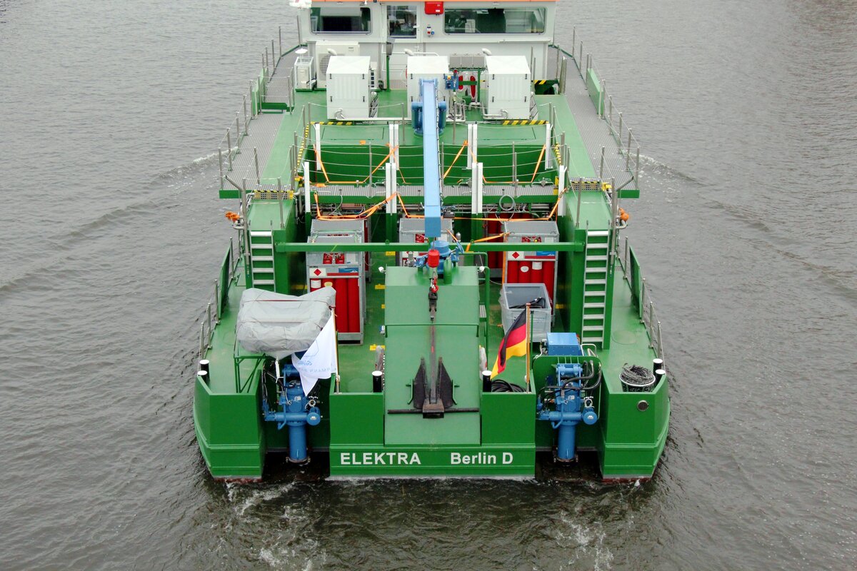 Detailaufnahme vom Deck bzw. Heck des Nagelneuen Schubbootes  ELEKTRA  (04813970 , 19,96 x 8,25m) am 08.12.2021 im Westhafenkanal in Berlin-Charlottenburg.
Details zu dem neuen innovativem Antriebskonzept können auf den Seiten der BEHALA / ELEKTRA  nachgelesen werden. 
