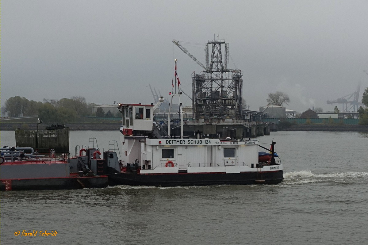 DETTMER SCHUB 124 (ENI 05603870) am 11.11.2020, Hamburg, Elbe Köhlfleethafen  /
Ex-Name: SCH 2424 / 
Schubboot / Lüa 18,5 m, B 8,15 m, Tg 1,57 m / 2 MAN-Diesel, ges. 1060 kW (1440 PS) / gebaut 1985 bei VEB Yachtwerft Berlin /
