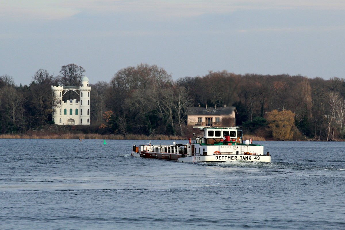 Dettmer Tank 49 (04016480 , 80 x 9m) am 24.11.2015 auf Havel-Bergfahrt zw. Berlin-Wannsee und Berlin-Kladow. Im Hintergrund ist das Schloß auf der Pfaueninsel zu sehen.