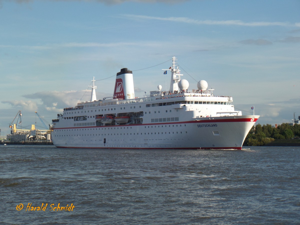 DEUTSCHLAND (IMO 9141807) am 26.8.2014, Hamburg auslaufend, Elbe Höhe Überseebrücke /
Kreuzfahrer / BRZ 22.496 / Lüa 175,3 m, B 23 m, Tg 5,79 m / 4 MaK-Diesel, ges. 12.320 kW, 16.755 PS, 2 Propeller, 20 kn / 1998 bei HDW, Kiel / die Gesellschaft ging Ende 2014 in Insolvenz /