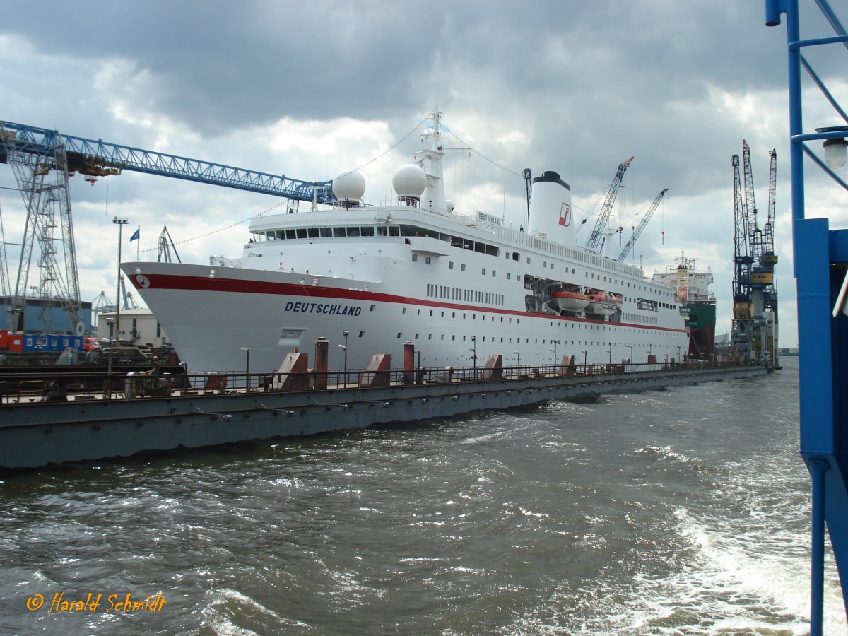 DEUTSCHLAND (IMO 9141807) am 30.6.2008, Hamburg, Elbe, beim Ausdocken aus Dock 10 von Blohm + Voss /
Kreuzfahrer / BRZ 22.496 / Lüa 175,3 m, B 23 m, Tg 5,79 m / 4 MaK-Diesel, ges. 12.320 kW, 16.755 PS, 2 Propeller, 20 kn / 1998 bei HDW, Kiel / die Gesellschaft ging Ende 2014 in Insolvenz /
