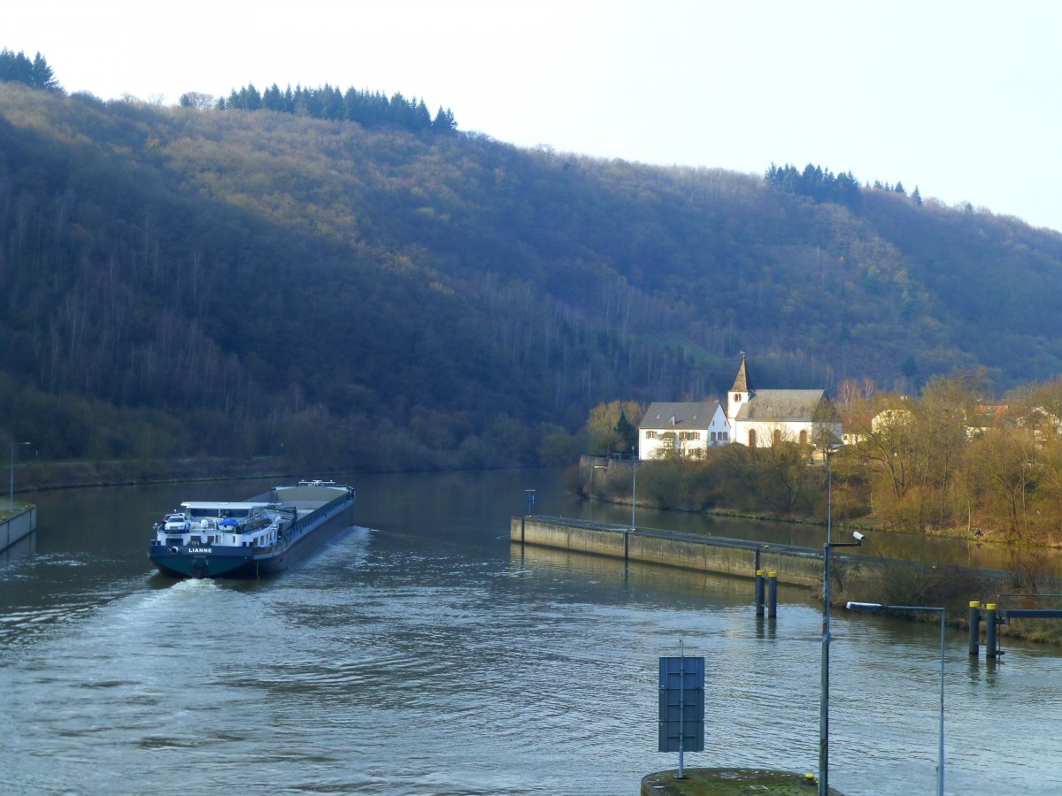 Deutschland, Rheinland-Pfalz, Gütermotorschiff  LIANNE  verlässt die Schleuse Kanzem auf der Höhe von Hamm auf der Saar. 08.03.2014