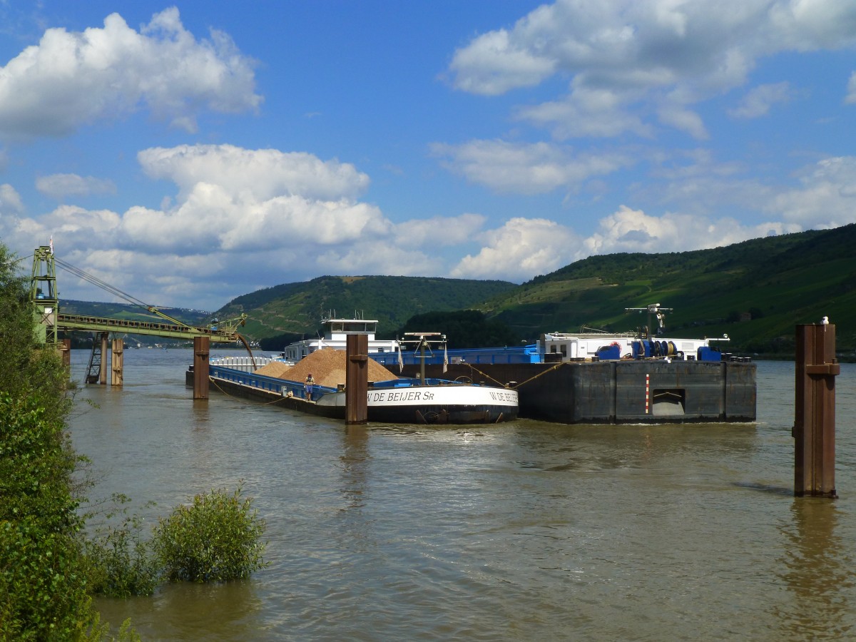 Deutschland, Rheinland-Pfalz, Rhein. Der Schubverband W.de Beijer SR wird zwischen Trechtingshausen und Niederheimbach bei den Hartsteinwerken Sooneck beladen, MMSI: 244670263, Niederlande(NL), 173m x 12m. 16.07.2014

