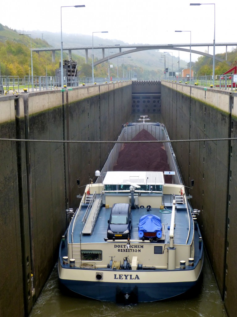 Deutschland, Rheinland-Pfalz, die Saar an der Schleuse Kanzem. Die  LEILA  fährt in die Schleuse ein in Richtung Saarbrücken bei nebeligem Herbstwetter. 27.10.2014