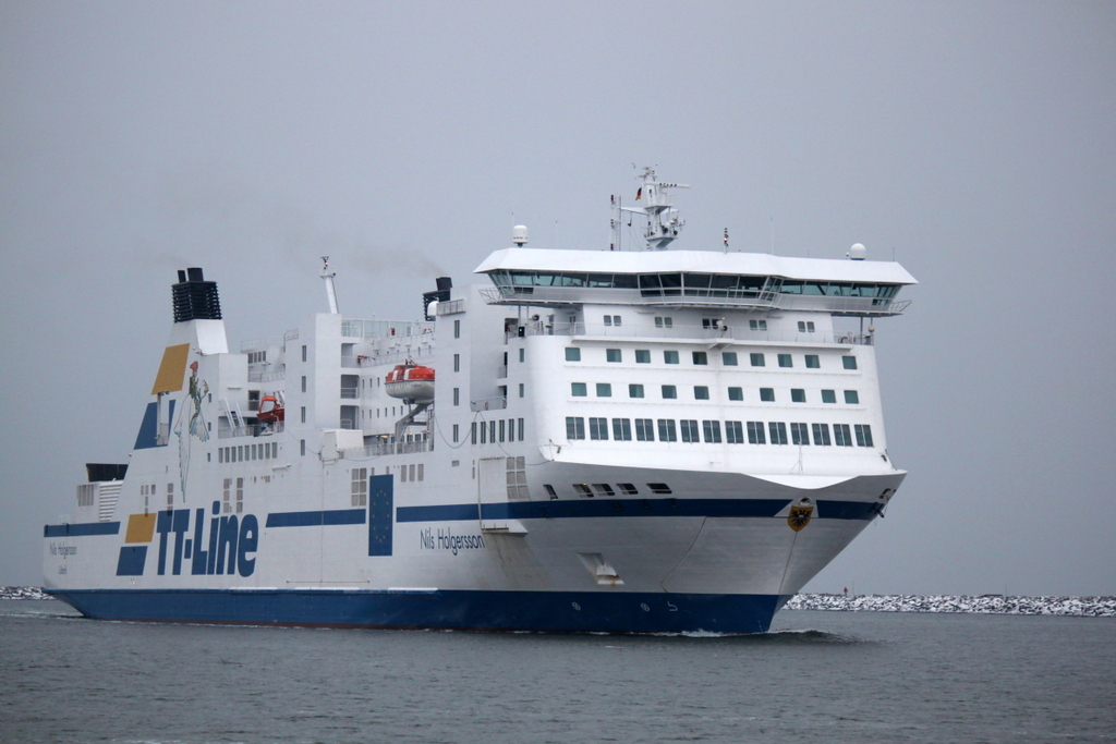 Deutschlands grte Autofhre die Nils Holgersson auf dem Weg von Trelleborg nach Travemnde via Rostock kurz vor ihrer Einfahrt in Warnemnde am 31.01.2014