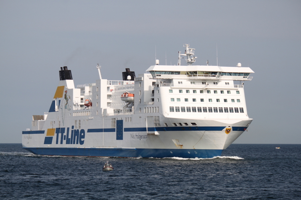 Deutschlands grte Autofhre die Nils Holgersson auf dem Weg von Travemnde nach Trelleborg via Rostock-Seehafen kurz vor ihrer Einfahrt in Warnemnde am 28.09.2014