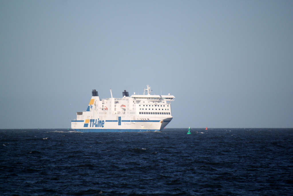 Deutschlands grte Autofhre die Nils Holgersson auf dem Weg von Travemnde nach Trelleborg via Rostock-Seehafen beim Einlaufen in Warnemnde.08.11.2015