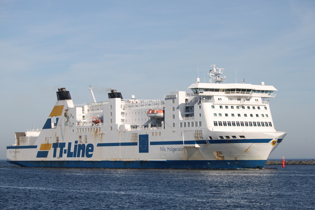 Deutschlands größte Autofähre die Nils Holgersson auf dem Weg von Travemünde nach Trelleborg via Rostock-Seehafen beim Einlaufen in Warnemünde.13.10.2018