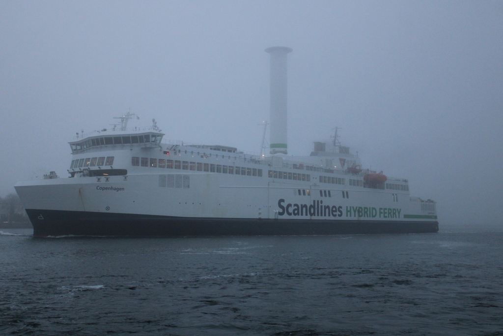 Dichter Nebel herrschte am Morgen des 09.12.2023 in Warnemünde als die Copenhagen ihr Ziel Rostock-Seehafen fast erreicht hatte.